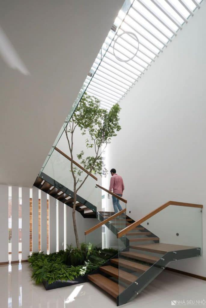 Nếu ngồi nhà phố của bạn rộng, nhiều “đất diễn” hơn cho kiến trúc sư, hãy thử “gợi ý” cho họ mẫu cầu thang thép-gỗ với tiểu cảnh cây xanh kẹp giữa này.
